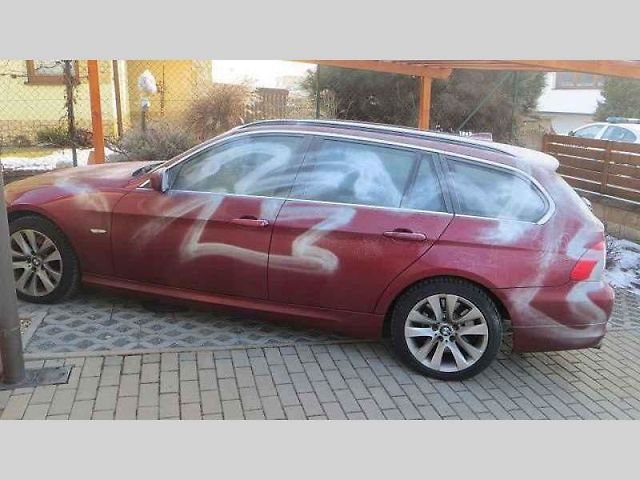 Posprejované BMW.