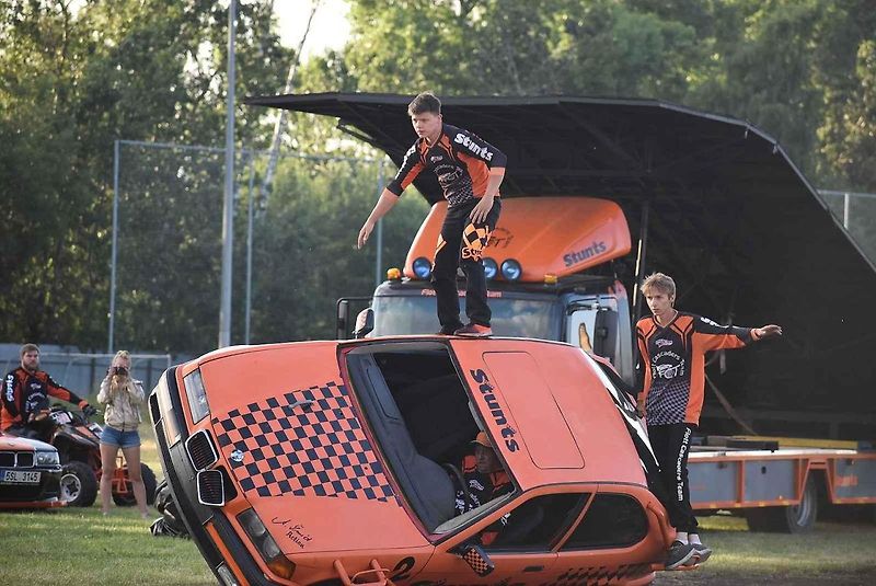 Kaskadéři z Flott Cascaders team předvedli v Bruntále své klasické autorodeo 25. června. V České Vsi vystoupí 28. června a v Bludově 1. července.