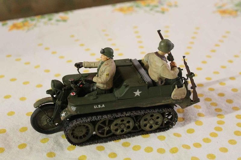Luděk Novák propadl kouzlu RC modelů. Na snímku Hračka auta Unimog, předělaná na RC model.