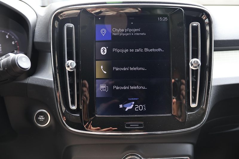 Volvo XC40 (2018) T4 AWD Momentum - fotka 13 z 23