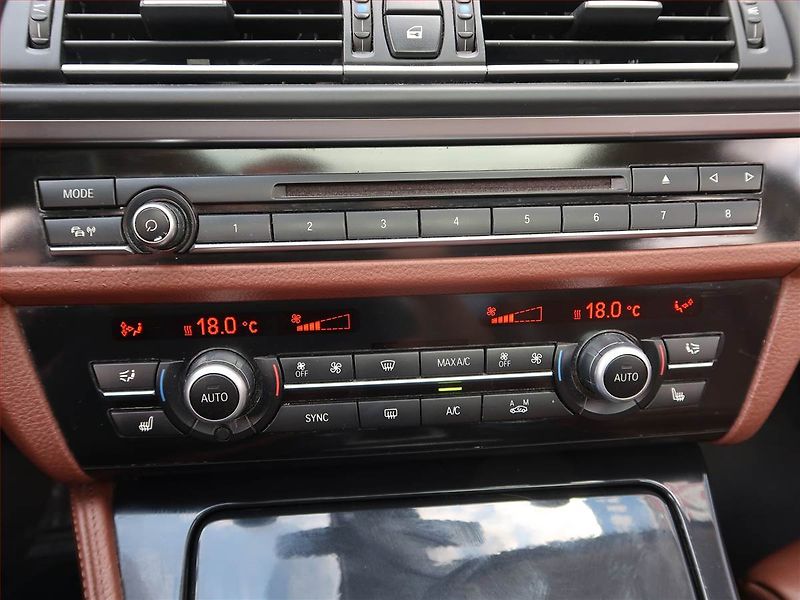 BMW Řada 5 (2013) 520d xDrive, 4X4, Automat - fotka 16 z 20