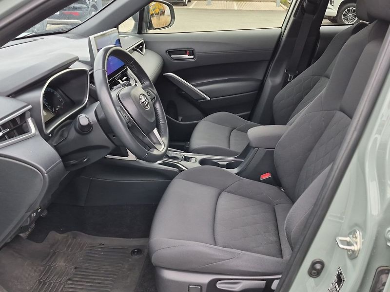 Toyota Corolla Cross Style Tech 1,8 HEV e-CVT - fotka 9 z 26