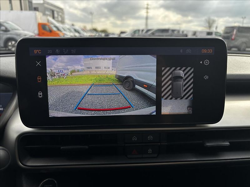 Jeep Avenger 1,2 Turbo e-hybrid Summit - fotka 37 z 42
