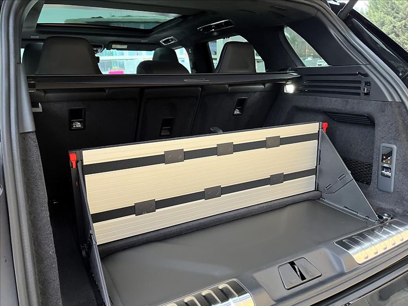 Land Rover Range Rover Sport (2026) 4,4 SV BLACK EDITION P635 - fotka 8 z 55