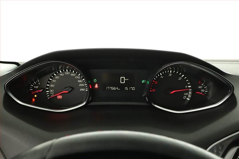 Peugeot 308 (2017) 1.6 BlueHDi, Tempomat - fotka 8 z 13