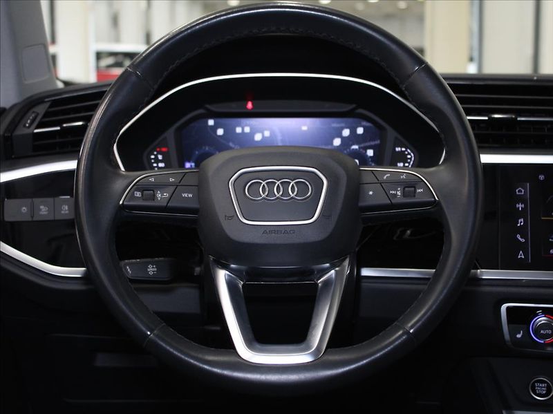 Audi Q3 2,0 TDi S-Line 54tkm. 1.maj.ČR - fotka 9 z 24