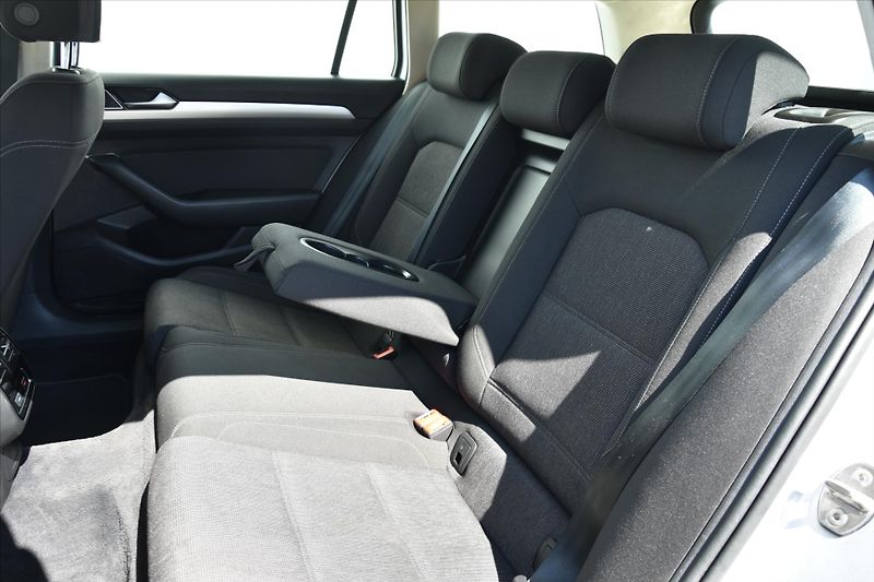 Volkswagen Passat 2.0TDi COMFORTLINE SERVIS. KN. - fotka 11 z 25