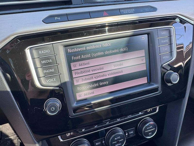 Volkswagen Passat (2017) B8 2,0 TDI 110 KW BEZ AD BLUE - fotka 30 z 50
