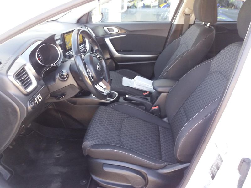 Kia Ceed 1.6CRDi,100kW,1.MAJITEL-ČR!! - fotka 15 z 29
