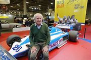 Jacques Laffite pózuje u F1 Ligier při výstavě Rétromobile 2019.