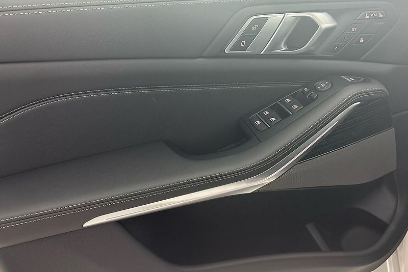 BMW X7 xDrive40d - fotka 15 z 25