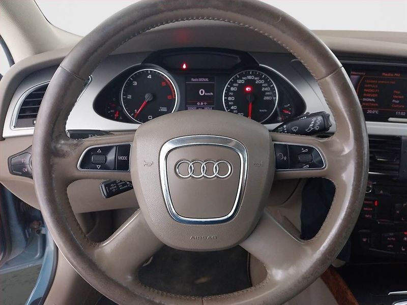 Audi A4 (2011) 2.0 TDI, Xenony, Tempomat - fotka 16 z 19
