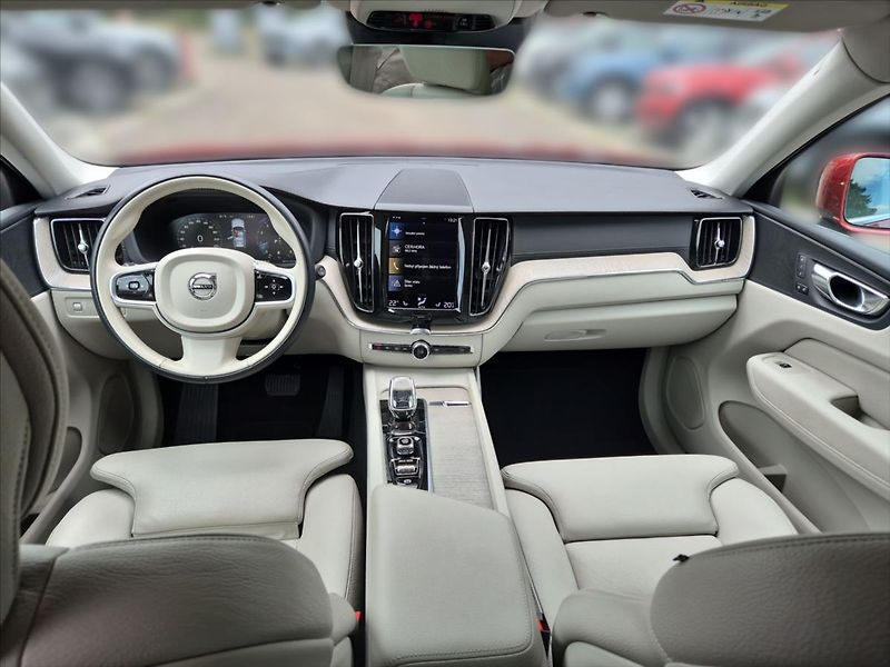 Volvo XC60 2,0 B5 AWD benzin Inscription - fotka 9 z 17