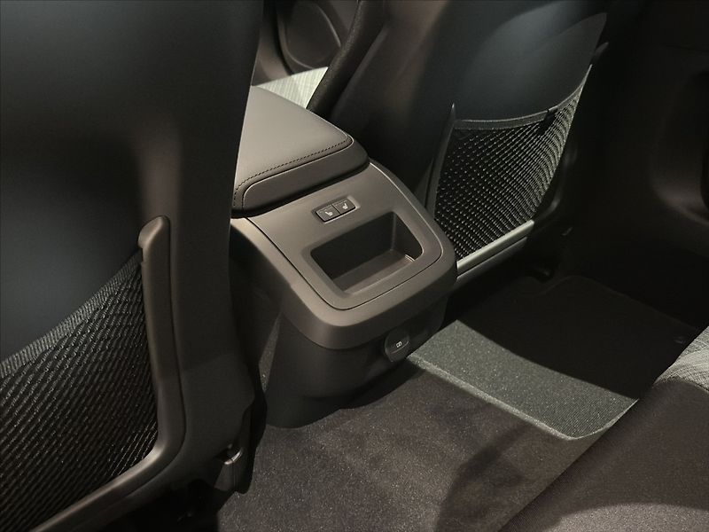 Volvo V60 (2026) 2,0 B4  Core - fotka 16 z 38