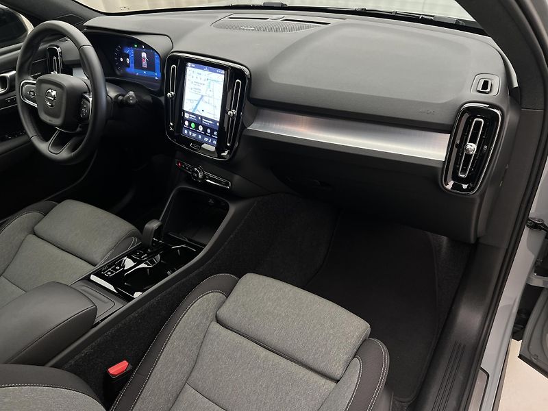 Volvo XC40 B3 DARK PLUS AUT CZ 1. maj. - fotka 22 z 45