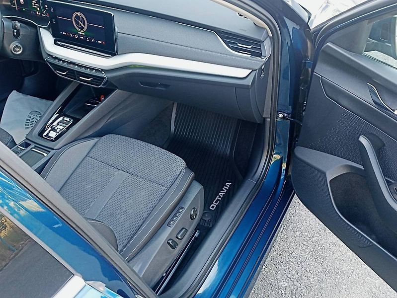 Škoda Octavia (2023) 2.0 TDI DSG Tažné Head Up disp - fotka 13 z 33