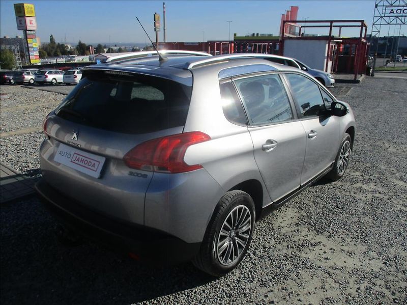 Peugeot 2008 1,2 i, klima,serv.kniha,tažné - fotka 8 z 34