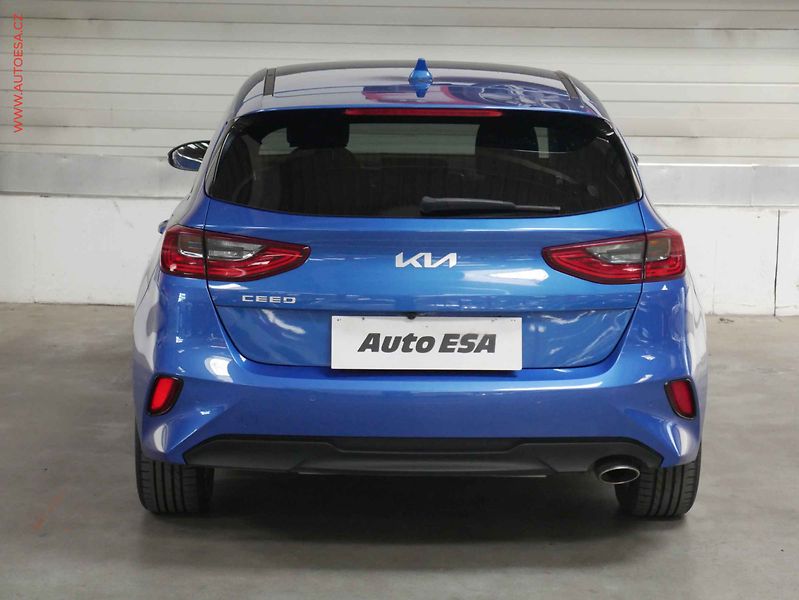 Kia Ceed (2023) 1.5 T- GDi, ČR, AC, kamera - fotka 5 z 21