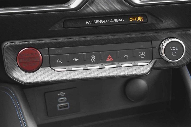 Tento Ford Mustang byl ve výkonnější verzi Dark Horse.