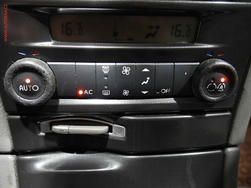 Renault Laguna (2001) 1.8 16V, Xenon, kůže - fotka 15 z 19