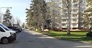 Poničená auta v Havlíčkově Brodě z jara letošního roku.