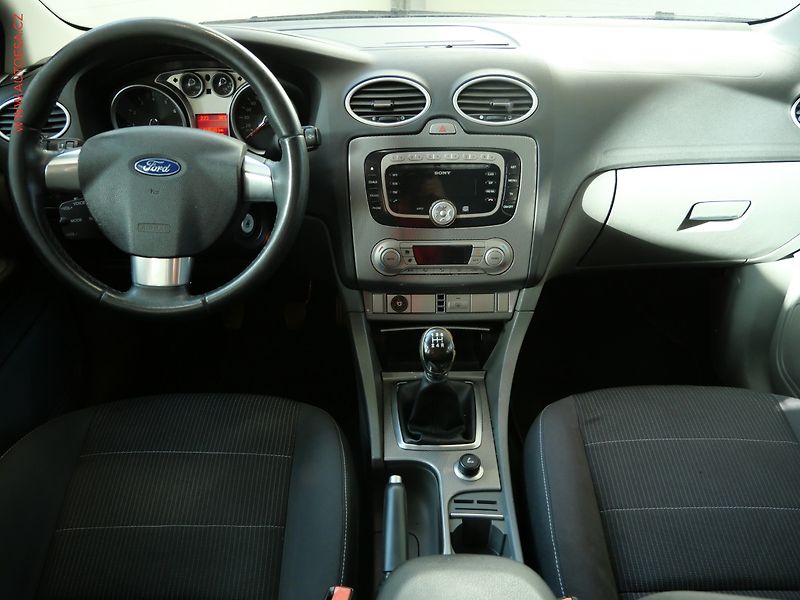 Ford Focus (2009) 2.0i, AC - fotka 8 z 18
