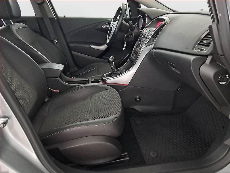 Opel Astra (2011) Cosmo 1.4 T, ČR,1.maj - fotka 9 z 14