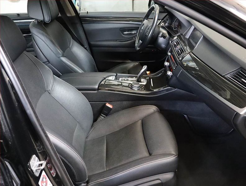 BMW Řada 5 (2015) Luxury Line 530d xDrive, 4X4 - fotka 9 z 32