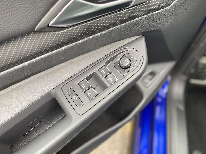 Volkswagen Golf Variant 2,0 TSI 140 kW DSG R-line - fotka 11 z 29