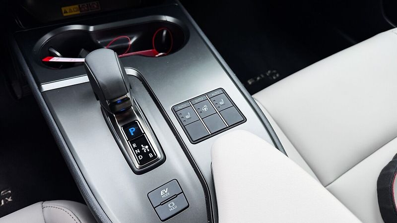 Lexus UX 300h 300H 2,0 HEV F SPORT DESIGN - fotka 14 z 24