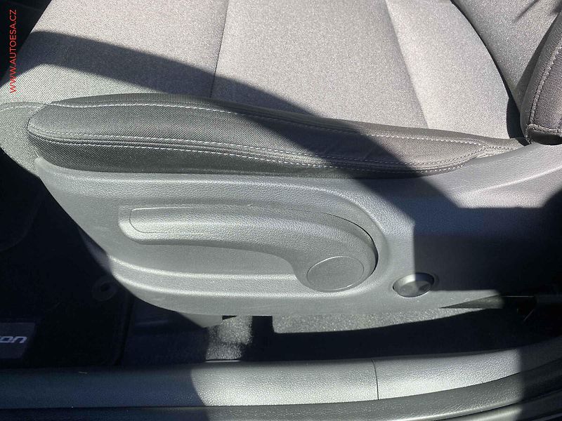 Hyundai Tucson (2020) 1.6 GDi, Trend, navi, kamera - fotka 14 z 19