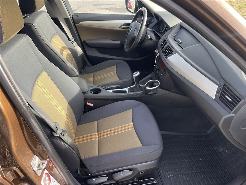 BMW X1 2,0 d X-Drive 130kw Xenon Klim - fotka 13 z 32