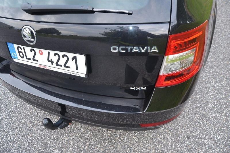 Škoda Octavia combi4x4 110 kW DSG Black line - fotka 31 z 42