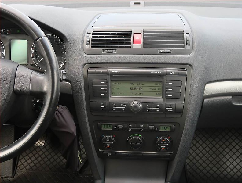 Škoda Octavia (2008) Elegance 1.6, Serv.kniha - fotka 12 z 18