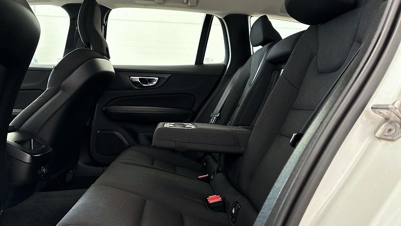 Volvo V60 (2018) D4 MOMENTUM + EL. TAŽNÉ - fotka 7 z 33