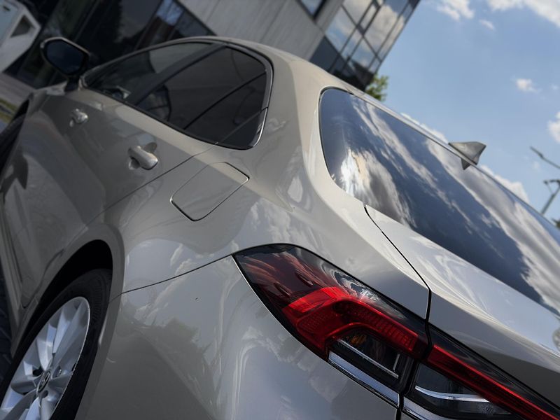 Toyota Corolla (2022) 1.8 90 kW hybrid / sedan - fotka 11 z 22