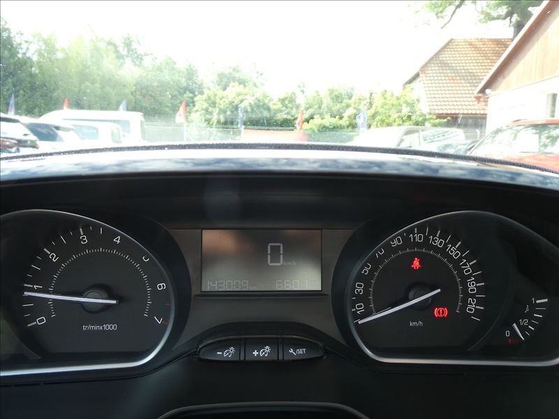 Peugeot 2008 1,2 1.2 81kW NAVI,závěs,servis - fotka 34 z 46