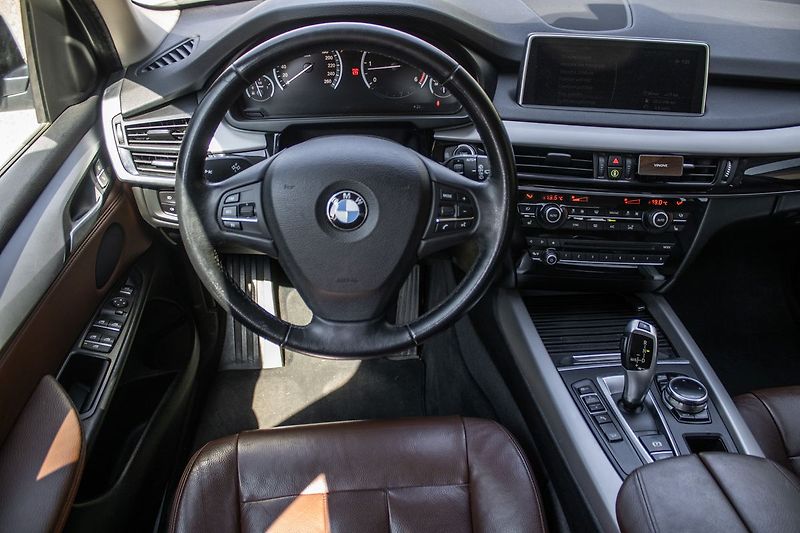 BMW X5 xDrive 30d - fotka 10 z 21