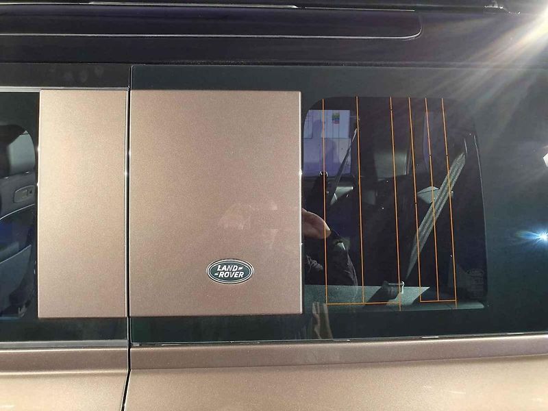Land Rover Defender se představil v bývalé Pragovce v pražských Vysočanech.