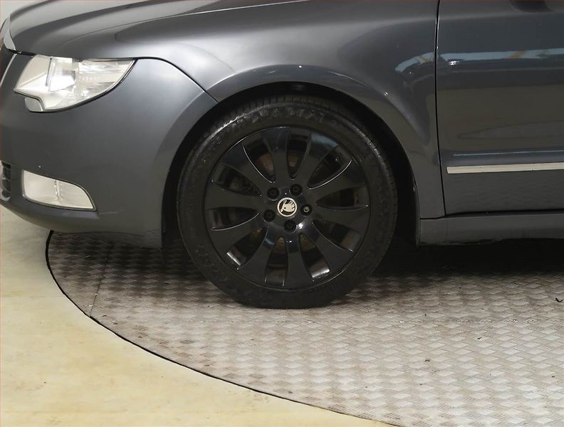 Škoda Superb (2009) Ambition Plus 2.0 TDI, Xenony - fotka 14 z 20