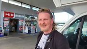 Reportér Petr Vaňous na slovinské pumpě. Před tím jsme doplnili nádrž již u Prahy.