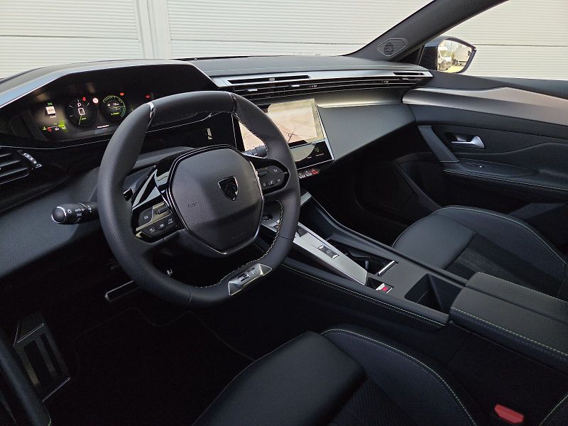 Peugeot 408 (2026) GT Hybrid 145 e-DCS6 - fotka 11 z 16