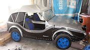 S tímto elektromobilem vyrobeným z překližky pan Hrouz začínal
