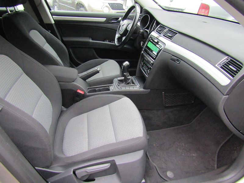 Škoda Superb (2011) 1.6 TDI 77kW - fotka 31 z 45