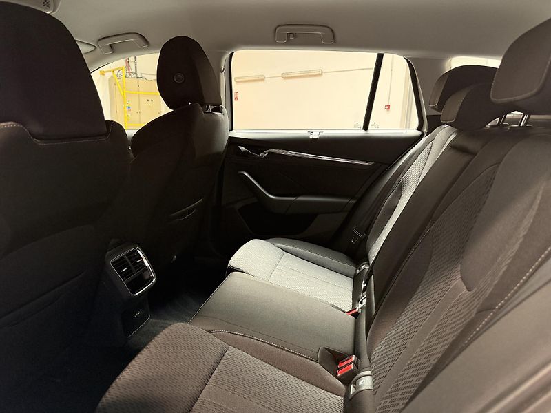 Škoda Octavia 2.0 TSI 140kW DSG Style Combi - fotka 10 z 23