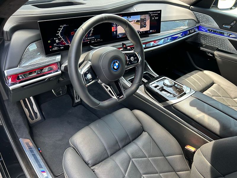 BMW Ostatní M760e xDrive, B&W Diamond TOP - fotka 32 z 35