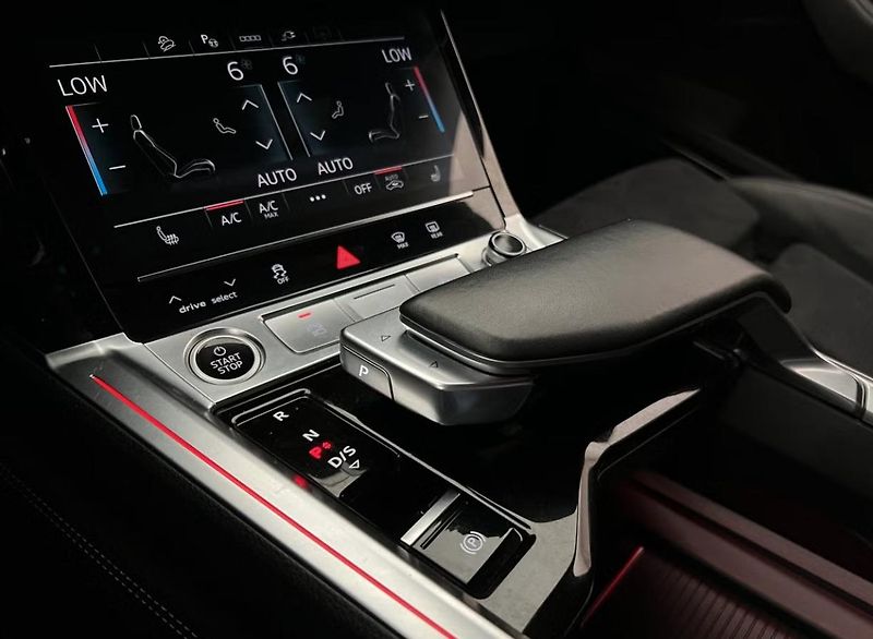 Audi Q8 e-tron 55 Q 360k Matrix Vzduch Pano - fotka 23 z 35