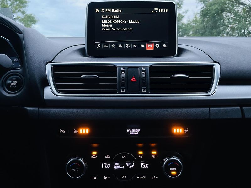 Mazda 3 2.0i MANUÁL SENZORY HEADUP LED - fotka 34 z 43