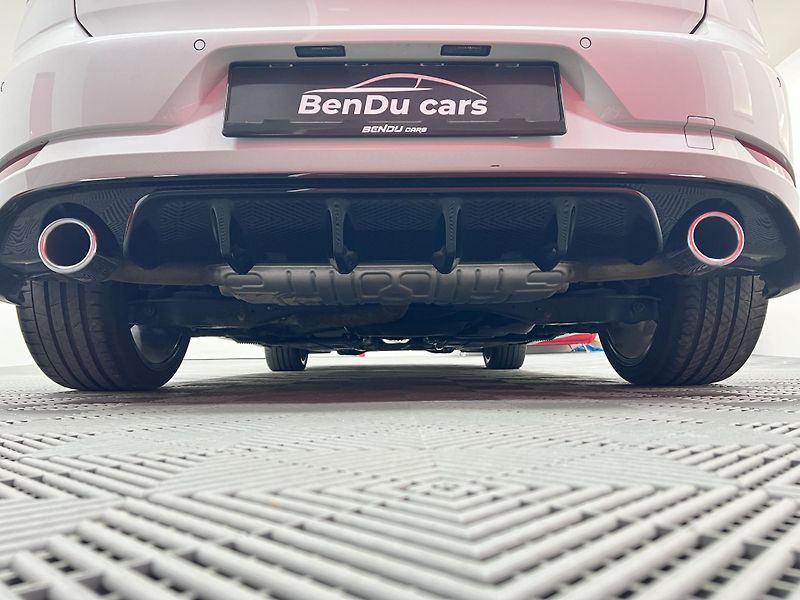 Volkswagen Golf GTI TCR, 2.0 TSI 213 kW - fotka 9 z 46