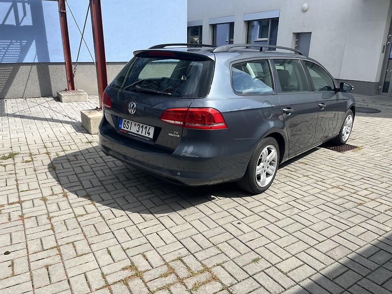 Volkswagen Passat (2010) - fotka 7 z 19